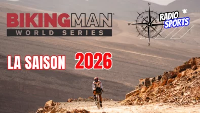 Cycliste en pleine ascension sur un terrain désertique, représentant l’esprit d’aventure du BikingMan et l’annonce de la saison 2026 suivie par Radio Sports.