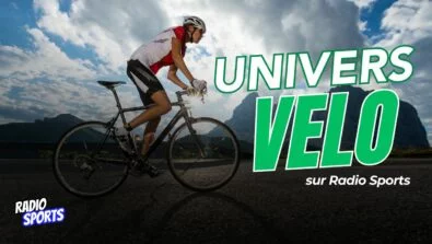 Cycliste sur route en montagne avec le texte Univers Vélo sur Radio Sports.