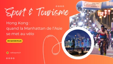 Cyclistes du Hong Kong Cyclothon avec en arrière-plan la skyline illuminée de Hong Kong.