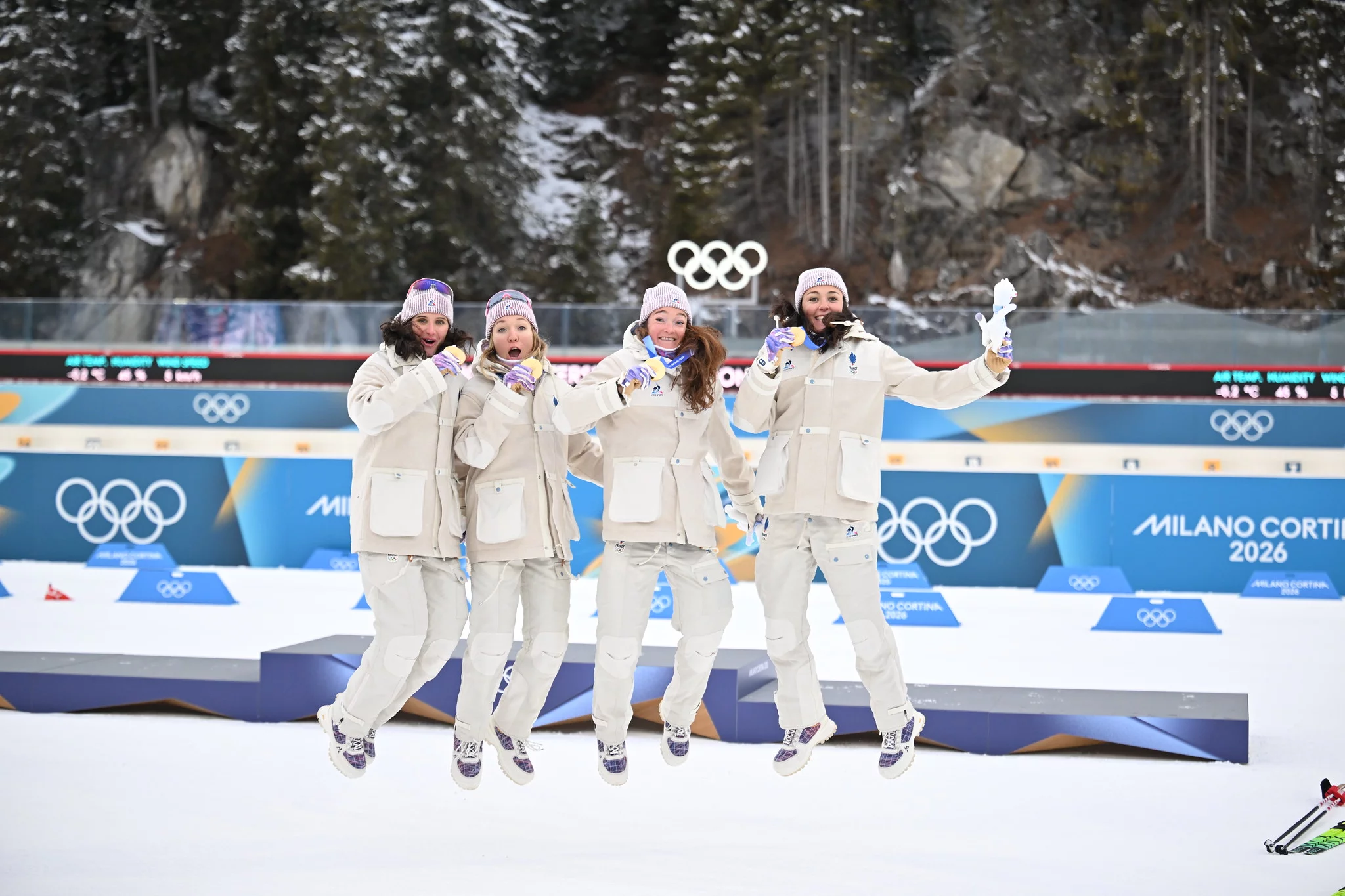 Medailles olympiques - Biathlon – Relais féminin 4 × 7,5 km : Camille Bened, Lou Jeanmonnot, Océane Michelon et Julia Simon