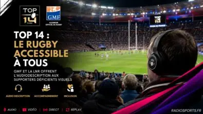 Supporter équipé d’un casque d’audiodescription pendant la finale du Top 14 au Stade de France, symbole de l’accessibilité du rugby aux personnes déficientes visuelles.