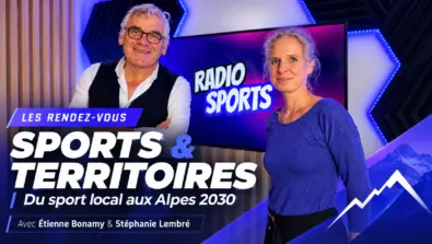 Étienne Bonamy et Stéphanie Lembré dans le studio Radio Sports, avec le titre « Du sport local aux Alpes 2030 ».