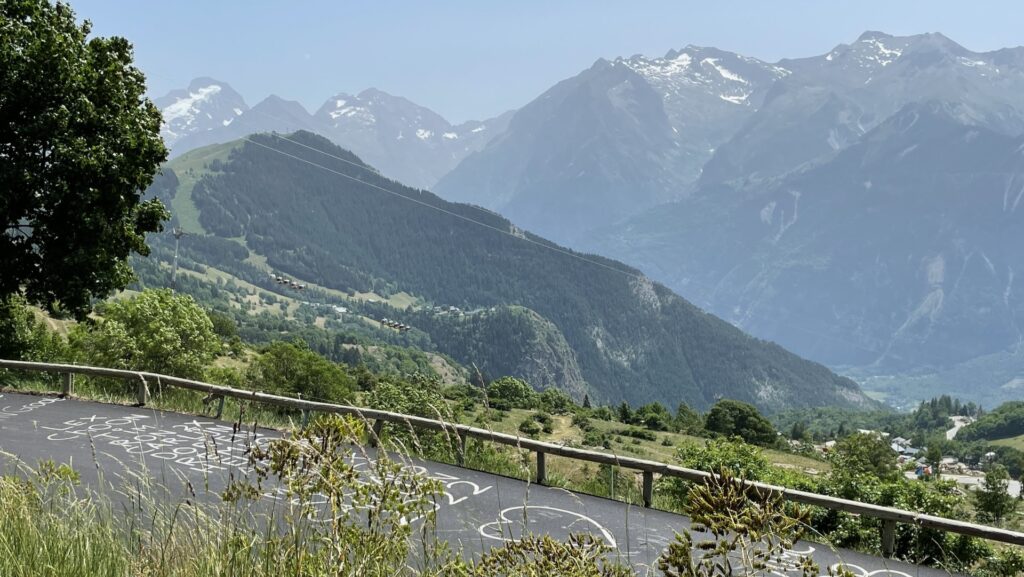 vue sur la route de la montée de l'alpe d'huez